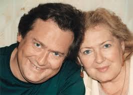 Юрий стоянов родился в одессе того же числа, что и его напарник по «городку» илья олейников. Yurij Stoyanov U Mamy Potryasayushee Chuvstvo Yumora Teatral Vypustil V Svet Knigu So Zvezdnymi Monologami O Samom Glavnom Teatral