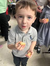 6th graders created stories and shared them with PK4 🥰❤️💚