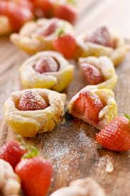 Fleurs De Fraises Feuilletees Recette Recettes De Cuisine Recette Cafe Gourmand Recette