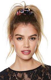 Nette Frisur Ideen Mit Haarschmuck 90s Hairstyles Scrunchie Hairstyles Hair Styles