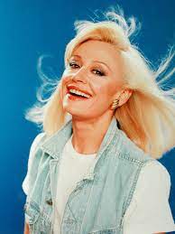 Este tema hay que venir al sur fué censurado en varias partes por el contenido. Raffaella Carra A Los 77 La Que Huyo De La Cocaina De Hollywood Y Se Volvio Icono Del Orgullo Gay