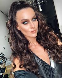 Alta, magra, mora, riccia e con occhi azzurri tanto da sembrare. Paola Turani Long Hair Styles Hair Beauty Hair Styles