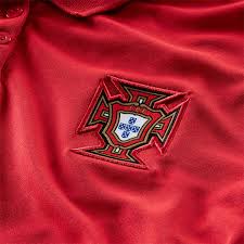 A camisa titular da seleção de portugal traz o tradicional vermelho encarnado com gola polo com botões na mesma cor. Camisa Selecao Portugal 20 21 Torcedor Nike Feminina Vermelho Dourado Sciaky
