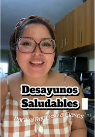 Waffle de Espinaca: 1 huevo. 1/4 taza de queso mozzarella. 3 cucharadas de  avena en hojuelas. Sal. Pimienta. Puñado de Espinaca. 2 cucharadas de  leche. Licúa huevo, queso mozarella, avena, sal, ...