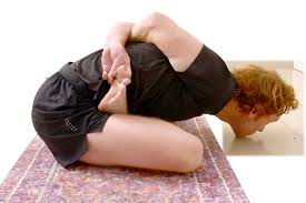 A Tutorial Of How To Kneel Do Hero S Pose And Half Lotus By David Forbes Instructor At Www Bootcampyoga Org In London Pravavash Yoga Fashion Poses Yoga Poses