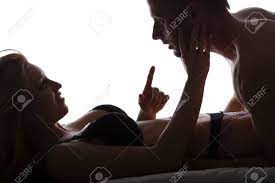 Junge Nackte Frau Hält Sie Mann Im Bett Lizenzfreie Fotos, Bilder Und Stock  Fotografie. Image 42293561.