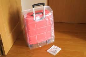 大事なキャリーバッグ スーツケースを雨や汚れから守っていつまでもキレイに 100均キャンドゥで見つけた キャリーバッグカバー をご紹介します カバー キャリーバッグ キャンドゥ