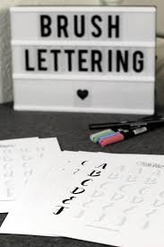 Ein einfaches handlettering entwerfen fur anfanger ohne brush pen gelbkariert moderne kalligrafie übungsblätter pdf handlettering vorlagen kostenlos zum ausdrucken alphabet modern brush lettering brush pen brushpen. Handlettering Brush Lettering Anleitung Fur Anfanger Kostenlose Ubungsblatter Pinselleicht Einfaches Hand Lettering Fur Jeden