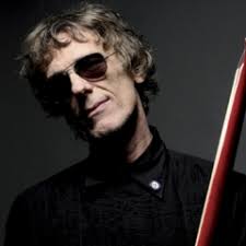 Spinetta anticipa lo que vendrá (pescado rabioso) con un segundo disco sucio y desprolijo, con un esfuerzo en solitario de spinetta (a pesar de estar firmado por pescado rabioso) para volver a la luz. Luis Alberto Spinetta Vagalume