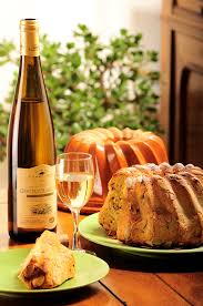Kugelhupf Und Gewuerztraminer Alsacezvotretable Continue Avec Notamment Ce Kougelhopf Alsacien Maison Et Un Gewurztraminer D Alsace Vendang Yummy Alsace Wines