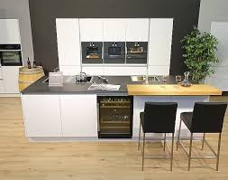 Weisse Hochglanz Kuche Mit Steinplatte Pyrolyse Backofen Moderne Kuche Kuche