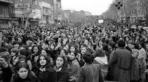 Em 8 de março de 1979, mulheres no Irã marcharam em protesto ...