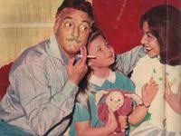 عائلة الشاطر عمرو وليد يحيى ٤٧ سنة و أخوه الأكبر معتز يحيى ٥٣ سنة مع والدتهم الاعلامية القديرة عفاف الهلاوي وليد In 2020 Movie Posters Poster Movies