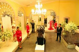 Với hơn 200 thiết kế trang sức kim cương tinh xảo, đều được làm bằng tay của thương hiệu, với mức giá từ 2.000 usd đến 200.000 usd cho một sản phẩm, triển lãm kim cương của lý nhã kỳ trị giá hàng triệu đô la. Con Ä'Æ°á»ng Trá»Ÿ Thanh Ä'áº¡i Gia Kim CÆ°Æ¡ng Ä'áº§y Kho Tin Cá»§a Ly Nha Ká»³