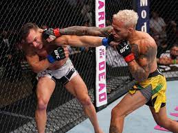 Charles Oliveira survives early onslaught, finishes Michael Chandler by  knockout to win lightweight title in UFC 262 main event - MMA Fighting