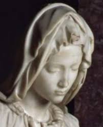 El rostro de la Virgen María parece más joven que el de Cristo, así Miguel  Ángel nos da a entender su eterna virginidad, según él quien cree  ciegamente en Dios no envejece.
