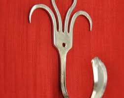 Une Fourchette Plaquee Argent Vintage Est Pliee Avec Une Technique Speciale Pour Vous Donner Un Coathook Elegant Qui Peut Etr Cutlery Art Fork Crafts Spoon Art
