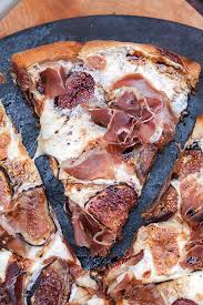 Fig And Prosciutto Pizza With Balsamic Drizzle Spachethespatula Com Recipe Food Recipes Fig Recipes