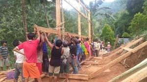 Gambar kartun gotong royong di rumah rumah bern via rumahbern.blogspot.com. Patut Ditiru Warga Desa Banua Gotong Royong Bangun Rumah Untuk Warga Kurang Mampu Tribun Timur