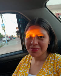 Vi una luz en tus ojitos Esos que a mí me miraron De una forma tan sensual  No recuerdo casi nada Solo que me perdí en ellos Y nada volvió a ser