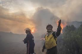A large fire on table mountain slopes, which led to residents being evacuated on saturday night, was contained sunday morning. V67bcviq7tltm