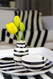 Ranunkeln Vase Gestreift Schwarz Weiss Kahler Wohnprinz Fruhlingsdeko Deko Fruhling Blumen Tulpen Ikea Teller Schale S Cottage Blanc Blanc Noir