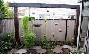 Hanging Plants And Soil Less Vegetation For Green Homes Sustainable Garden Design Garden Screens Sustainable Garden