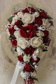 Jj's house offers tons of affordable wedding flowers and wedding bouquets in a variety of materials, such as silk wedding flowers and satin ones. Brides Teardrop Bouquet In Red And White Brides Teardrop In Red And White Brides Bouque In 2021 Flower Bouquet Wedding Red Wedding Flowers Cascading Wedding Bouquets