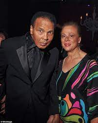 Mohammad ali the legendary boxer, has been married four times, first with sonji roi, then came belinda boyd, after her came veronica porsche ali and last but never the least our girl, the beautiful yolanda williams aka lonnie ali. Muhammad Ali S Will Set To Ignite World War Three Among His Nine Children Daily Mail Online