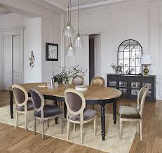 Una sala da pranzo in stile provenzale da manuale, con tante analogie con una sala da pranzo in stile shabby chic. Maisons Du Monde Sala Da Pranzo Soggiorno Tavoli Da Pranzo Rotondi Tavoli Da Pranzo