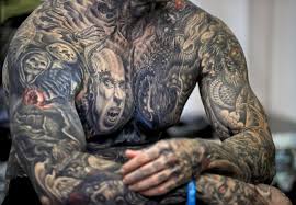 En los nudillos de su mano izquierda, por ejemplo, lleva tatuados varios números claves: Tendencias En Tatuajes Se Vieron En Rumania