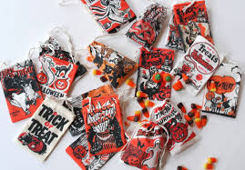 This year, pass out halloween treat bags filled with sweets and festive trinkets. Diy Halloween Treat Bags Spoonflower Blog