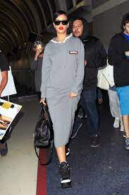 10 Celebrity Airport Outfits To Copy This Weekend Rihanna Outfits Sports Wear Fashion Outfits