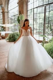 Simple wedding dresses show that less can be more, and prove that understated can be elegant and classic as much as anything fancy or detailed. Less Is More 15 Simple Yet Beautiful Wedding Dresses For Modern Brides Ball Gowns Wedding Summer Wedding Dress Wedding Dresses