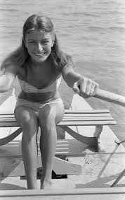Découvrez sa biographie, le détail de ses 74 ans de carrière et toute son actualité. Anouk Aimee Life Story And Fabulous Photos Of The Stunning French Beauty From Her Early Lifeanouk Aimee
