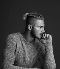 Jika bosan dengan sisiran terlalu rapat dan padat, berikan sedikit aksen volume di bagian poni agar terlihat seperti jambul. 9 Gaya Rambut Lelaki Yang Popular Pada Masa Kini