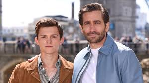 While zendaya and tom holland have not confirmed nor denied their relationship, those july kissing photos may have done the work for them. News Im Video Tom Holland Und Jake Gyllenhaal Zeigen Muckis Gala De