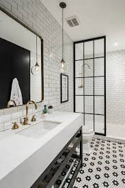 Le pareti del bagno possono integrare rivestimenti bianchi, carta da parati in rilievo o collezioni con motivi a stencil. Bagno In Bianco E Nero