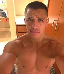 Alexis sanchez new haircut is really an amazing one. Photo Arsenal S Alexis Sanchez Shows Off Bold New Haircut