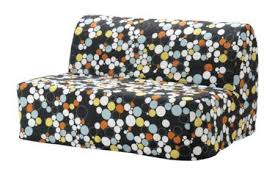 Il divano letto ikea 2 posti senza braccioli permette di risparmiare ancora più spazio perchè non c'è l'ingombro dei braccioli.lycksele lövås è un modello moderno adatto ad ambienti chiari, dai toni del grigio, bianco oppure nero. Divani Letto Ikea Lycksele Funzionalta E Comodita In Salotto Design Mag