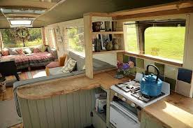 Les Transformations De Vehicules En Surface Habitable Ne Cesseront Jamais De Nous Surprendre Voici Un E Amenagement Bus Autobus Transforme Maison Bus Scolaire