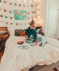 The Mid Century Modern Decor On A Budget That S Perfect For Your Dorm Room Pretty Dorm Room Room Inspiration Living Room Decor