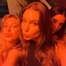 Kelly Markowski's Instagram, Twitter & Facebook