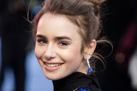 Lily collins could walk away with a major award for her performance in the netflix hit emily in paris. Lily Collins Tragt Den Perfekten Winter Cardigan Von Mango Glamour