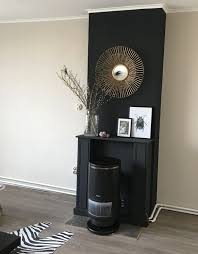 zwarte schouw juju hat donkere muur interieur woonkamer woonkamer decoratie donkere muur