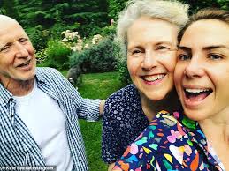 Former Home and Away star Kate Ritchie reunites with her on-screen foster  parents for New Years