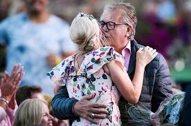 Lasse berghagens dolda stöd till sanna nielsen under allsång på skansen. Sanna Nielsens Nara Relation Till Lasse Berghagen Bryter Tystnaden Om Stodet Bakom Kulisserna