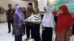 Maybe you would like to learn more about one of these? Smamda Bagikan Rp 160 Juta Zakat Termasuk Paket Parcel Dan Sembako Bagi 202 Warga