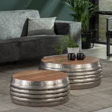 Une table basse originale pouvant accueillir divers objets dans ses différents rangements ainsi qu'une déco en fer. Table Basse Ronde Bois Acier Motif Relief 2 Pieces Tables Basses Gigognes Pier Import