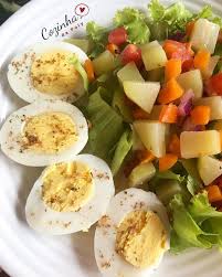 Shelly Polyanne On Instagram Almoco De Hoje Dois Ovos Cozidos E Salada Com Alface Tomate Cenoura E Chuchu Bom Almoco Para Voces Saladas Receitas Almoco